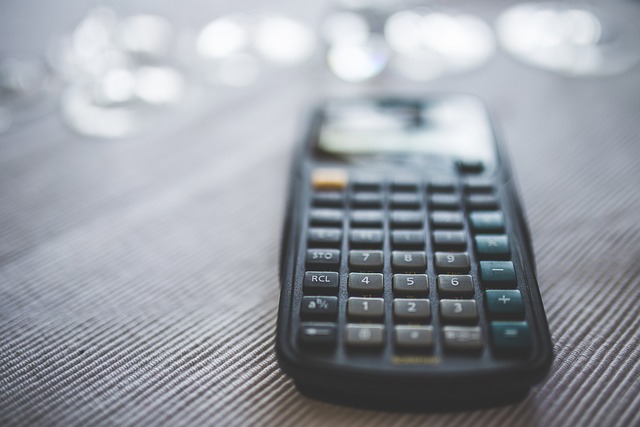 Miniräknare på randigt bordstyg för matematik och beräkningar.